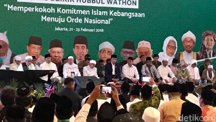 Duduk Lesehan, Jokowi Hadiri Zikir Kebangsaan di Asrama Haji
