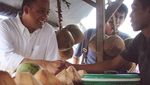 Mengintip Gaya Anies Baswedan Saat Mencicip Kupat Tahu hingga Pecel Lele