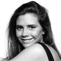 Victoria Beckham di usia 18 tahun. Seperti dikutip dari InStyle, penyanyi yang alih profesi jadi desainer ini sejak dulu suka bereksperimen dengan penampilannya lewat makeup. Foto: InStyle