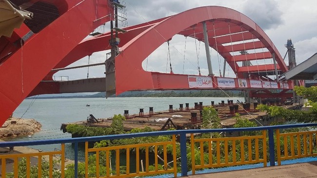 Perjalanan Panjang Jembatan Kebanggaan Jokowi di Papua