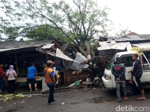 Pohon Tumbang Timpa 4 Jongko Pedagang di Pasar Bingung Majalaya