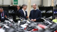 Dia mengunjungi Triump Motorcycles di Leicestershire pada Selasa lalu.  Foto: Ian Vogler - WPA Pool/Getty Images