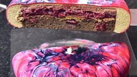 Bukan hanya luarnya saja, bagian dalam cake Ksenia terlihat cantik. Yang satu ini Morello Cherry dengan komposisi biskuit cokelat cherry, remahan cokelat susuu dan compote cherry. Foto: Ksenia Penkina