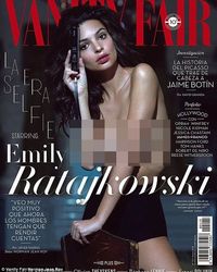 Emily Ratajkowski tampil topless di Vanity Fair.