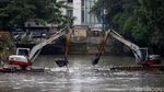 Pengerukan Lumpur Anak Kali Ciliwung