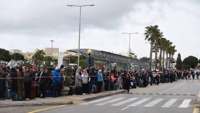 Penampakan Ratusan Orang Telantar di Bandara Malta yang Terbakar