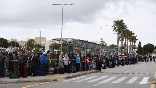 Penampakan Ratusan Orang Telantar di Bandara Malta yang Terbakar