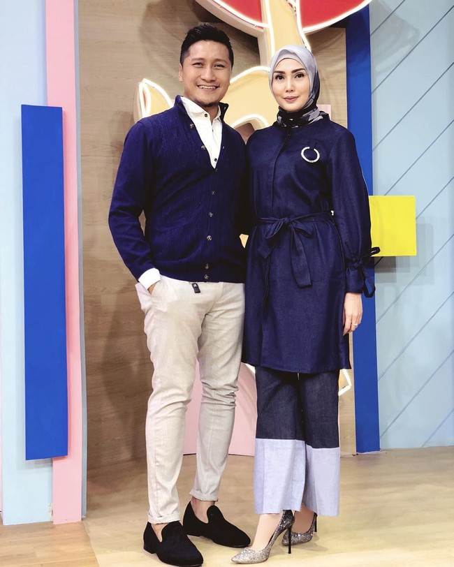 Agar tampil lebih sopan, usahakan memakai busana atasan panjang atau tunik. Fenita Arie tampil stylish memakai atasan dari Jenahara. Detail rings memberikan statement tersendiri untuk penampilannya.Foto: Instagram