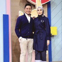 Agar tampil lebih sopan, usahakan memakai busana atasan panjang atau tunik. Fenita Arie tampil stylish memakai atasan dari Jenahara. Detail rings memberikan statement tersendiri untuk penampilannya.Foto: Instagram