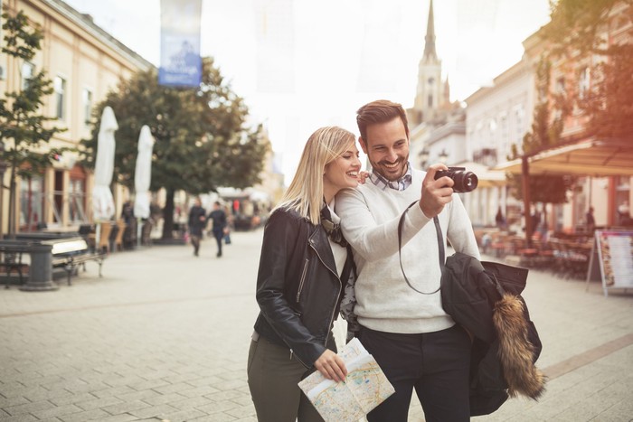 Tourist couple enjoying sightseeing and exploring city