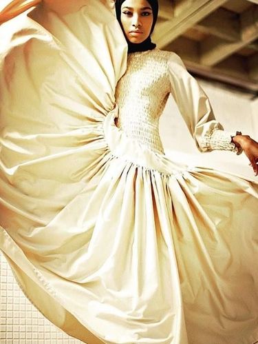 Pakai Hijab, Model di London Fashion Week 2018 Ini Jadi Sorotan