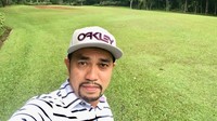 Di sela-sela kesibukannya sebagai anggota dewan DPR, Roni melepas penat dengan cara main golf (Instagram/@ahmadsahroni88)