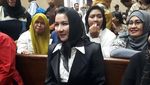 Foto: Ekspresi Ceria Bupati Rita di Sidang Perdana