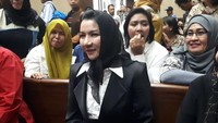  Bupati Rita tampak beberapa kali bercanda dengan rekan-rekan yang menemaninya (Foto: Faiq Hidayat/detikcom)