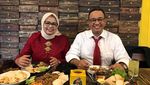 Mengintip Gaya Anies Baswedan Saat Mencicip Kupat Tahu hingga Pecel Lele