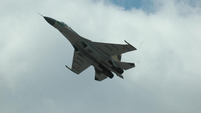 Qatar menembak jatuh jet tempur Iran.