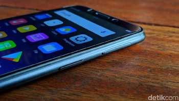 Sisi kanan terdapat tombol power dan slot microSD dan SIM Card. (Foto: detikINET/Adi Fida Rahman)
