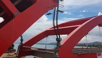Jembatan Holtekamp menjadi jembatan lengkung box dengan bentang terpanjang dan terlebar di Indonesia. Keberadaan Jembatan Holtekamp memiliki nilai strategis, yakni untuk mengatasi kepadatan kawasan perkotaan, pemukiman dan kegiatan perekonomian di dalam Kota Jayapura. Pool/Ditjen Bina Marga.