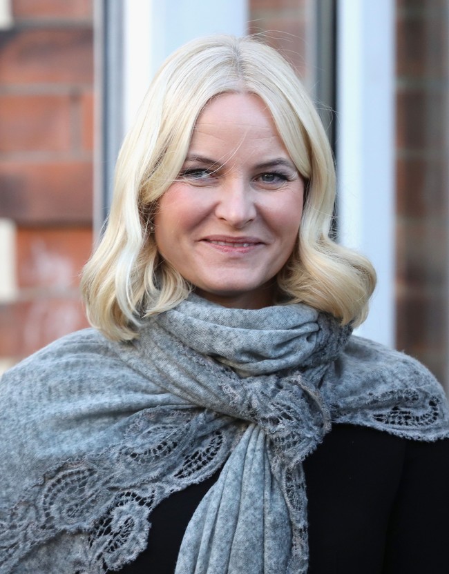 Setahun setelah perjumpaan pertama mereka di festival musik, Pangeran Haakon bertunangan dengan Mette-Marit. Keduanya tinggal bersama di apartemen. Pada masa tersebut, Mette-Marit tetap menjalani kehidupannya selayaknya ‘rakyat jelata’. Dia bekerja di sebuah toko baju di Oslo. Foto: Getty Images