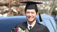 Park Bo Gum dinyatakan lulus dari Jurusan Film/Teater. Ini senyum lebarnya saat diwisuda. Bikin Park Bo Bum makin ganteng ya? Foto: dok. Twitter