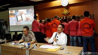 Kombes Irwan Anwar di Bareskrim Polri, Cideng, Jakarta Pusat, Rabu (21/2/2018), mengatakan, dari hasil penyelidikan belum ditemukan adanya kaitan antara para tersangka. Namun, sebagian besar berita bohong disebarkan berdasarkan pesan grup Whatsapp tertutup yang diikuti para tersangka.
