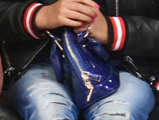 Blue Ivy juga menenteng tas Louis Vuitton Alma BB Vernis Leather Blueberry seharga USD 1.764 atau sekira Rp 24 juta. Foto: Getty Images