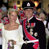 Di pertemuan kedua, beberapa tahun setelahnya keduanya baru jatuh cinta. Dan pada 25 Agustus 2001 Mette-Marit menikah dengan Pangeran Haakon. Dari pernikahan tersebut memiliki dua anak Putri Ingrid Alexandra dan Pangeran Sverre Magnus. Foto: Getty Images