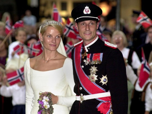 Di pertemuan kedua, beberapa tahun setelahnya keduanya baru jatuh cinta. Dan pada 25 Agustus 2001 Mette-Marit menikah dengan Pangeran Haakon. Dari pernikahan tersebut memiliki dua anak Putri Ingrid Alexandra dan Pangeran Sverre Magnus. Foto: Getty Images