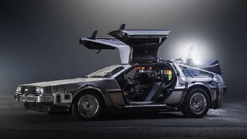 DeLorean, muncul dalam film Back to the Future, merupakan sebuah mobil dengan kemampuan melakukan perjalanan mlintasi waktu secara instan.(Foto: Wikipedia)
