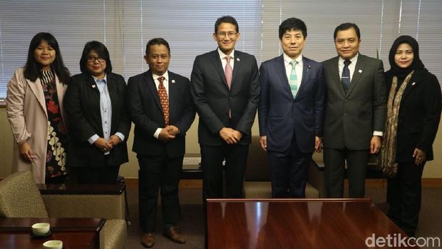 Bertemu Menlu Jepang, Sandiaga Bahas PT MRT dan Pengelolaan Sampah