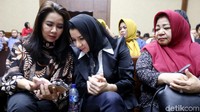 Rita berbincang dengan koleganya.