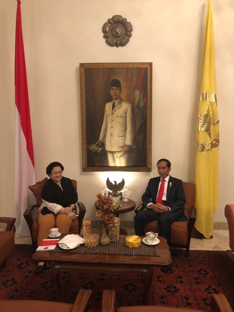 Sambil Santap Nasi Jambal, Mega-Jokowi Bertemu di Batu Tulis Semalam Sambil Santap Nasi Jambal, Mega-Jokowi Bertemu di Batu Tulis Semalam