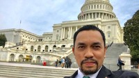 Di sela-sela kunjungan kerjanya di AS, Bang Roni menyempatkan berfoto di depan Gedung Capitol yang sangat bersejarah. (Instagram/@ahmadsahroni88)