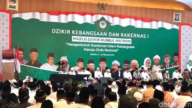 Duduk Lesehan, Jokowi Hadiri Zikir Kebangsaan di Asrama Haji