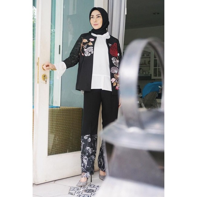 Satu set busana atas bawah dengan motif yang sama juga jadi tren kekinian untuk para hijabers. Fenita Arie memakai satu set atasan dan bawahan dengan aksen embroidery yang cantik.Foto: Instagram
