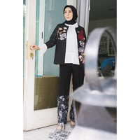 Satu set busana atas bawah dengan motif yang sama juga jadi tren kekinian untuk para hijabers. Fenita Arie memakai satu set atasan dan bawahan dengan aksen embroidery yang cantik.Foto: Instagram