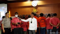 Adapun berita yang bohong yang disebar di antaranya terkait ulama sebanyak 5 dengan 6 tersangka, terkait Jokowi sebanyak 3 kasus dengan 3 tersangka, anggota dewan dan Megawati 4 kasus dengan 4 tersangka dan kelompok tertentu sebanyak 3 kasus dengan 5 tersangka.