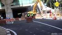 Beberapa pekerja masih berada di lokasi pembangunan.
