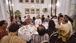 Mengintip Gaya Anies Baswedan Saat Mencicip Kupat Tahu hingga Pecel Lele
