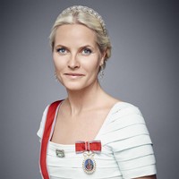 Wanita itu adalah Mette-Marit Tjessem Hoiby. Sebelum menerima gelar Crown Princess of Norway atau Putri dari Norwegia, Mette-Marit adalah seorang pelayan.  Foto: Getty Images