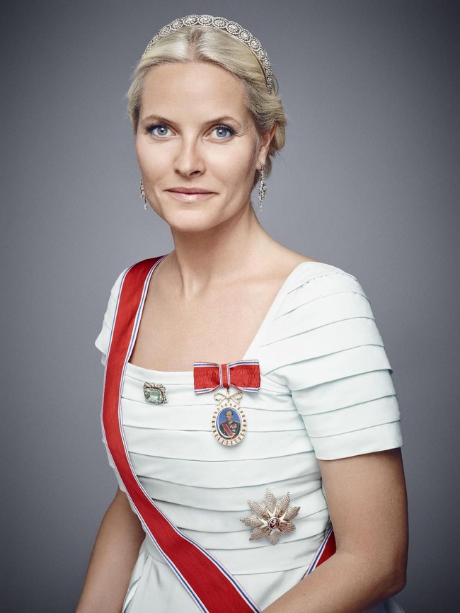 Wanita itu adalah Mette-Marit Tjessem Hoiby. Sebelum menerima gelar Crown Princess of Norway atau Putri dari Norwegia, Mette-Marit adalah seorang pelayan.  Foto: Getty Images