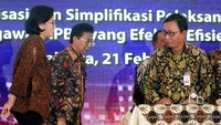Direktur Hubungan Kelembagaan Bank BRI Sis Apik Wijayanto menandatangani kerja sama tentang penggunaan kartu kredit BRI Corporate Card disaksikan Menteri Keuangan RI Sri Mulyani Indrawati (kiri) dan Direktur Jenderal Perbendaharaan Kementerian Keuangan RI Marwanto Harjowiryono di Gedung Dhanapala Kementerian Keuangan RI, Jakarta, Rabu (21/2). Foto: dok. BRI