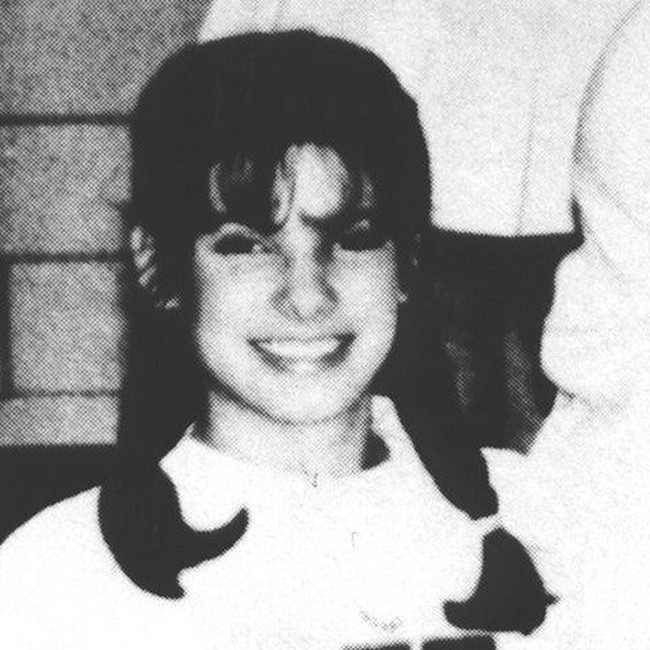 Lagi, selebriti yang menjadi cheerleader di SMA. Sandra Bullock, tampak manis di usia 18 tahun dalam buku tahunan SMA di Arlington, Virginia. Foto: InStyle