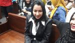 Foto: Ekspresi Ceria Bupati Rita di Sidang Perdana