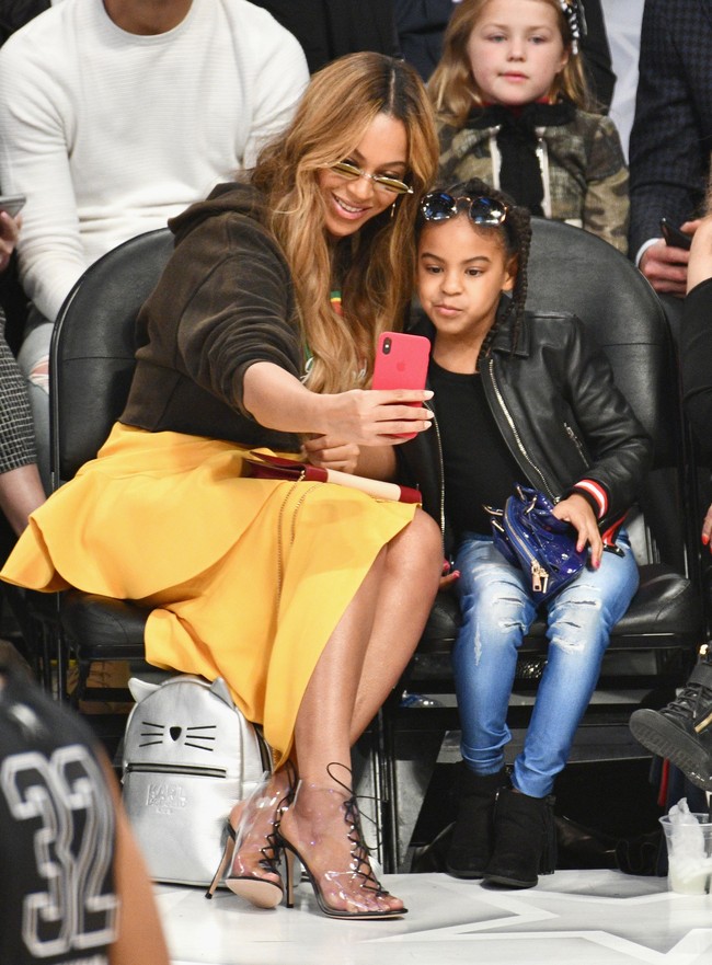 Beyonce dan Blue Ivy Carter menonton pertandingan NBA All-Star Game di Staples Center, Los Angeles, Minggu (18/2/2018). Sebagai anak artis, bocah berusia 6 tahun itu tampil stylish dengan gaya edgy. Foto: Getty Images