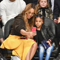 Beyonce dan Blue Ivy Carter menonton pertandingan NBA All-Star Game di Staples Center, Los Angeles, Minggu (18/2/2018). Sebagai anak artis, bocah berusia 6 tahun itu tampil stylish dengan gaya edgy. Foto: Getty Images
