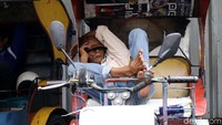 Seorang pengemudi Mobet tertidur sambil menunggu penumpang.