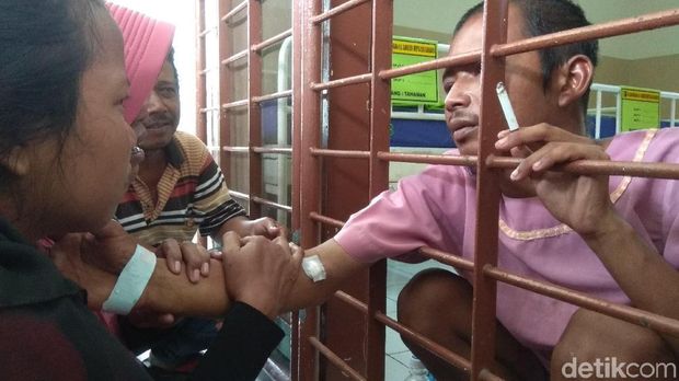 Nandang bertemu keluarganya/