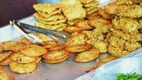 Jangan kepo! Aku hanya ingin mencari tahu sementara meme ini memperlihatkan gorengan tanpa tahu. Hanya ada bakwan, pisang goreng dan tempe goreng. Foto: Istimewa