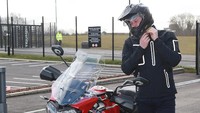 Tapi, sang istri, Kate Middleton, tak suka dengan kesukaan William. Dia pernah mengatakan bagaimana William mengendarai sepeda motor dan bikin dia ngeri. Dia (William) masih mengendarai motor. Itu selalu membuatku ngeri saat dia menggunakan moto Foto: Ian Vogler - WPA Pool/Getty Images